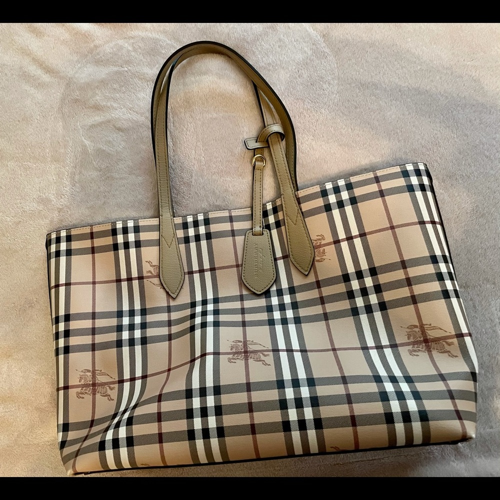 Authentic New reversible Burberry shoulder bag 💕